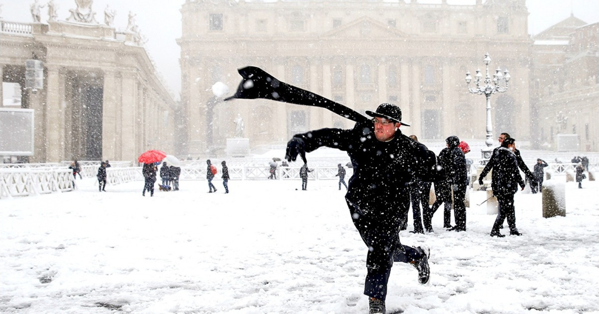 Природная аномалия превратила Рим в сказку: здесь впервые за 6 лет выпал снег Природная аномалия превратила Рим в сказку: здесь впервые за 6 лет выпал снег