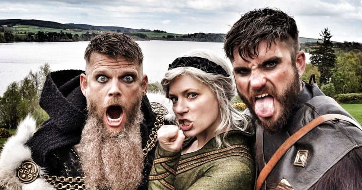 50 фото, которые покажут, что творится на съемочных площадках культовых сериалов после слов «Стоп! Снято!» 50 фото, которые покажут, что творится на съемочных площадках культовых сериалов после слов «Стоп! Снято!»