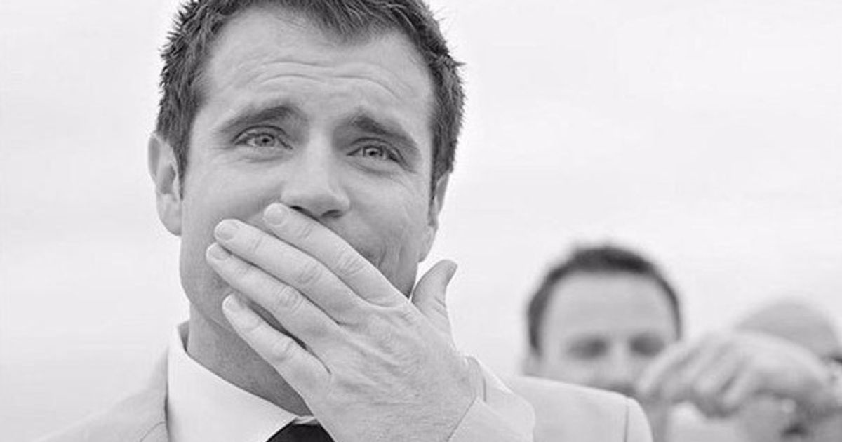 18 трогательных снимков мужчин, которые впервые увидели своих невест в свадебном платье