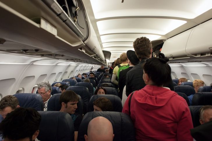 20 вещей, которые лучше не делать в самолете, хотя это и не запрещено правилами
