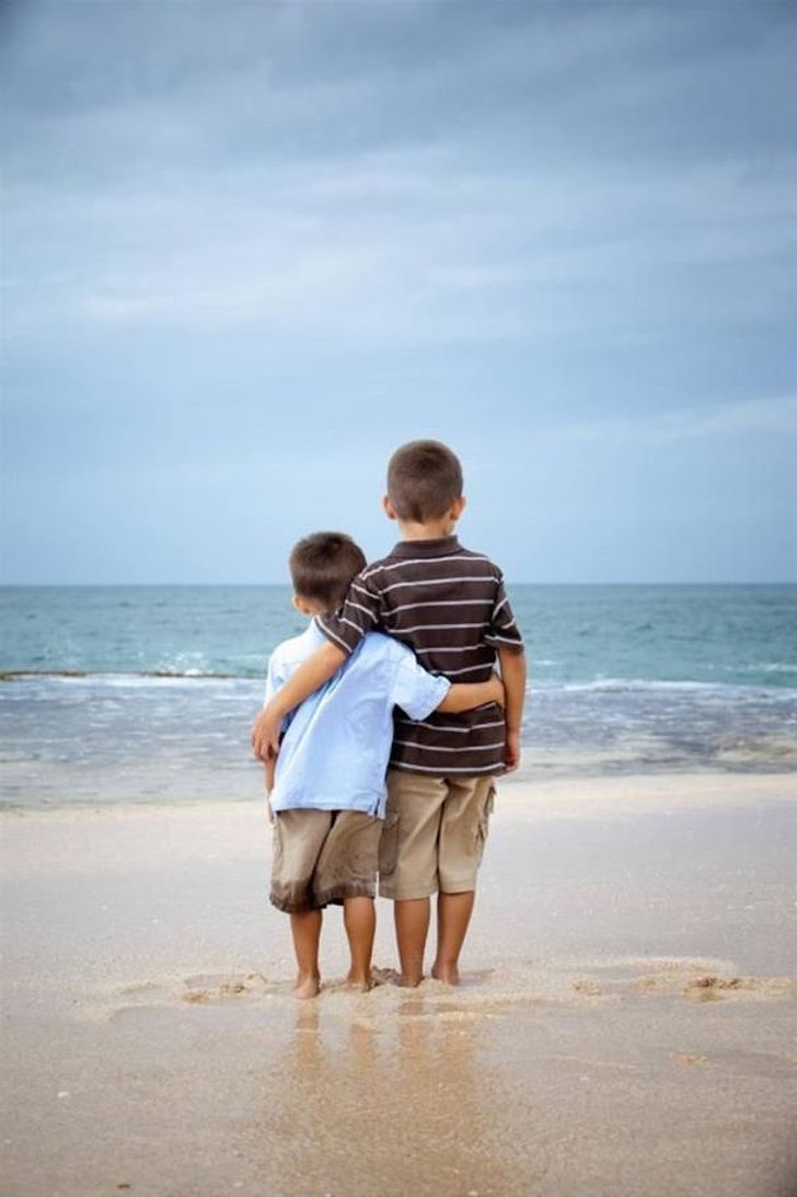 Мамашу двое. Дети на море. Семья на пляже. Мама двух мальчиков. Семейная фотосессия на море.