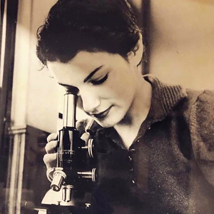 17 ностальгических фотографий мам, перед обаянием которых не всякий сможет устоять