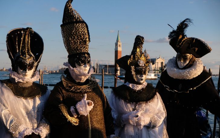 Сколько время в маске. Маска Ньяго Венеция. Венецианский карнавал в средние века. Венецианские маски интересные факты. Карнавалы 10 века.