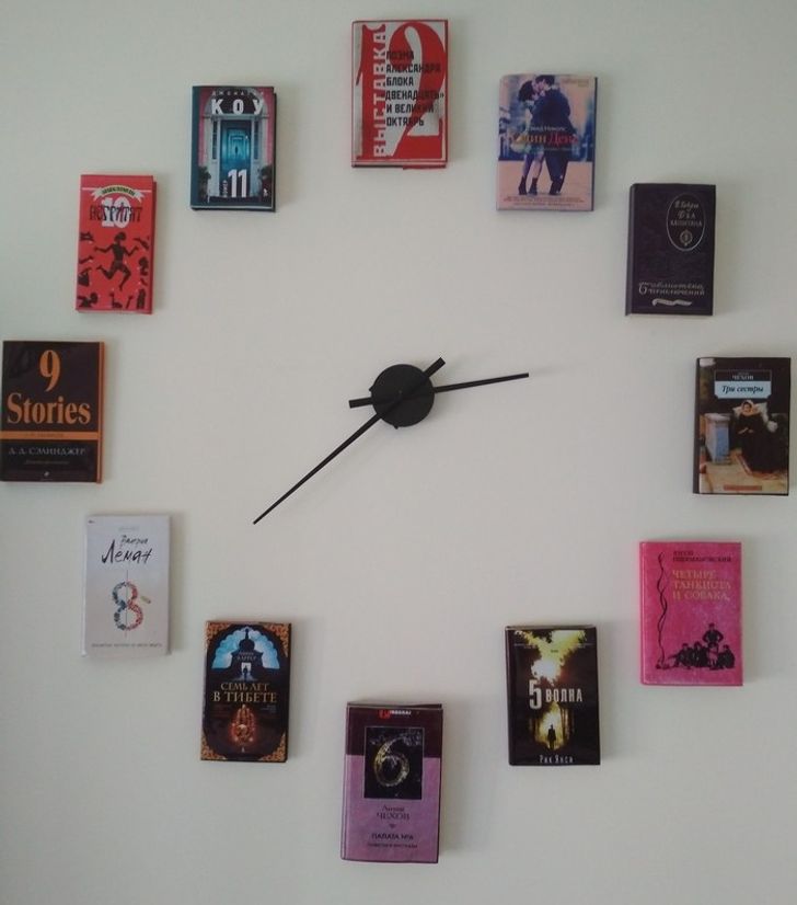 Часы книги в библиотеке. Часы в библиотеке. Инсталляция с часами. Инсталляция библиотечные часы. Библиотечные часы в библиотеке.