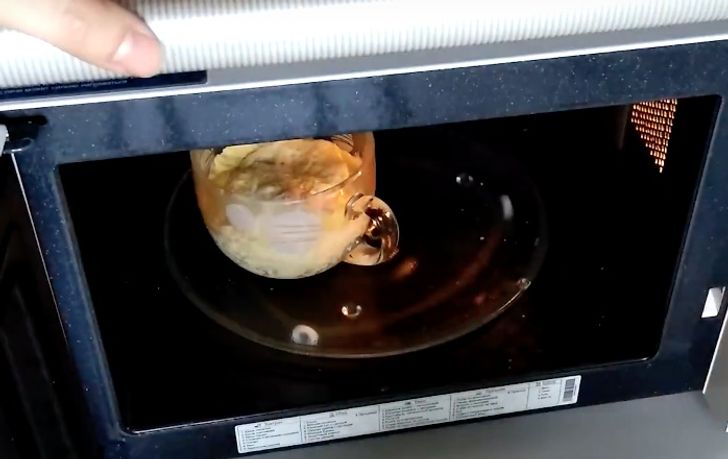 Микро яйца. Яйцо в микроволновке. Микроволновка яйцо. Яйцо микроволновая печь.