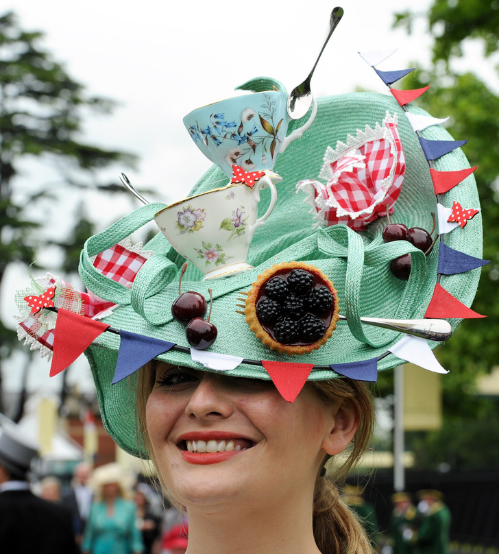 Необычные шляпки и яркие платья: на скачках Royal Ascot прошел Ladies' Day