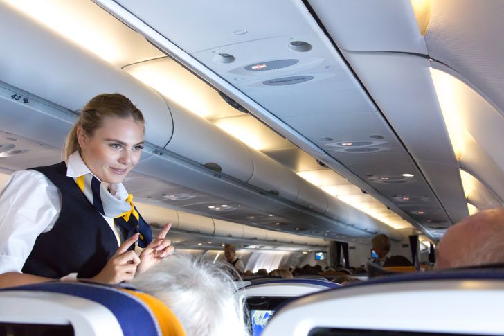 20 вещей, которые лучше не делать в самолете, хотя это и не запрещено правилами