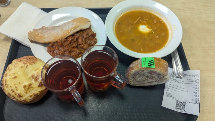 Такое бывает только в столовой: 10+ забавных историй