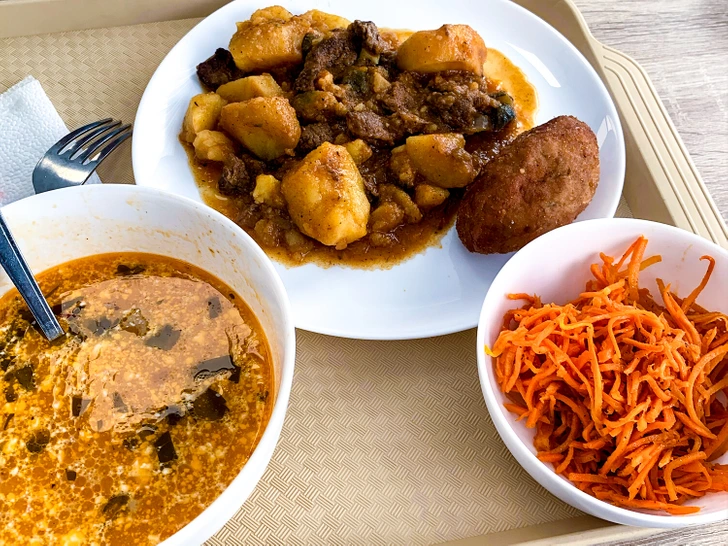 Такое бывает только в столовой: 10+ забавных историй