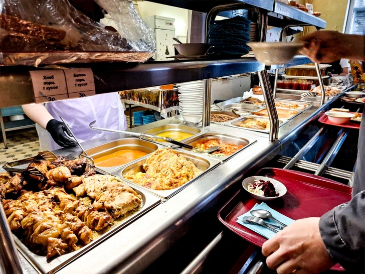 Такое бывает только в столовой: 10+ забавных историй